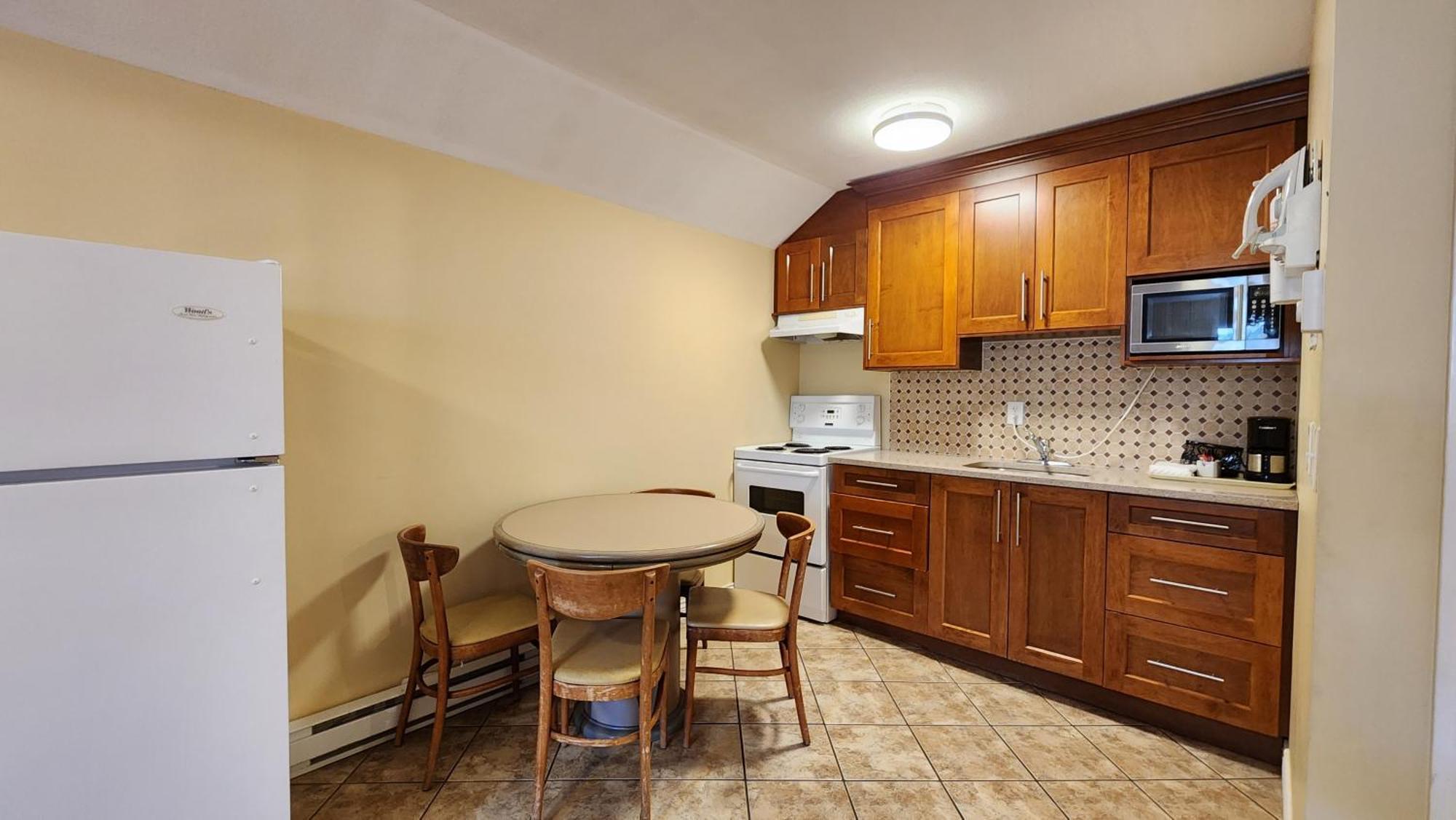 Sahara Courtyard Inn & Suites Osoyoos Luaran gambar