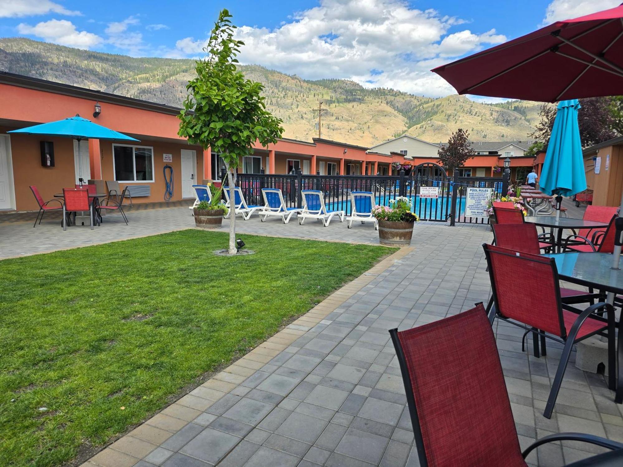 Sahara Courtyard Inn & Suites Osoyoos Luaran gambar