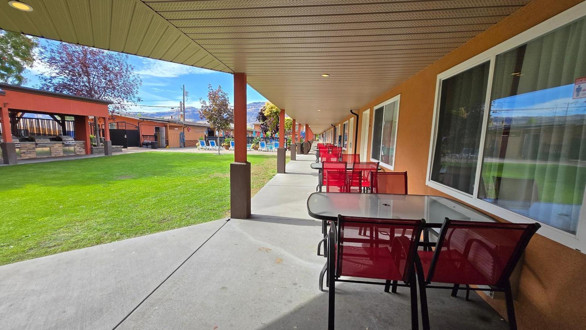 Sahara Courtyard Inn & Suites Osoyoos Luaran gambar