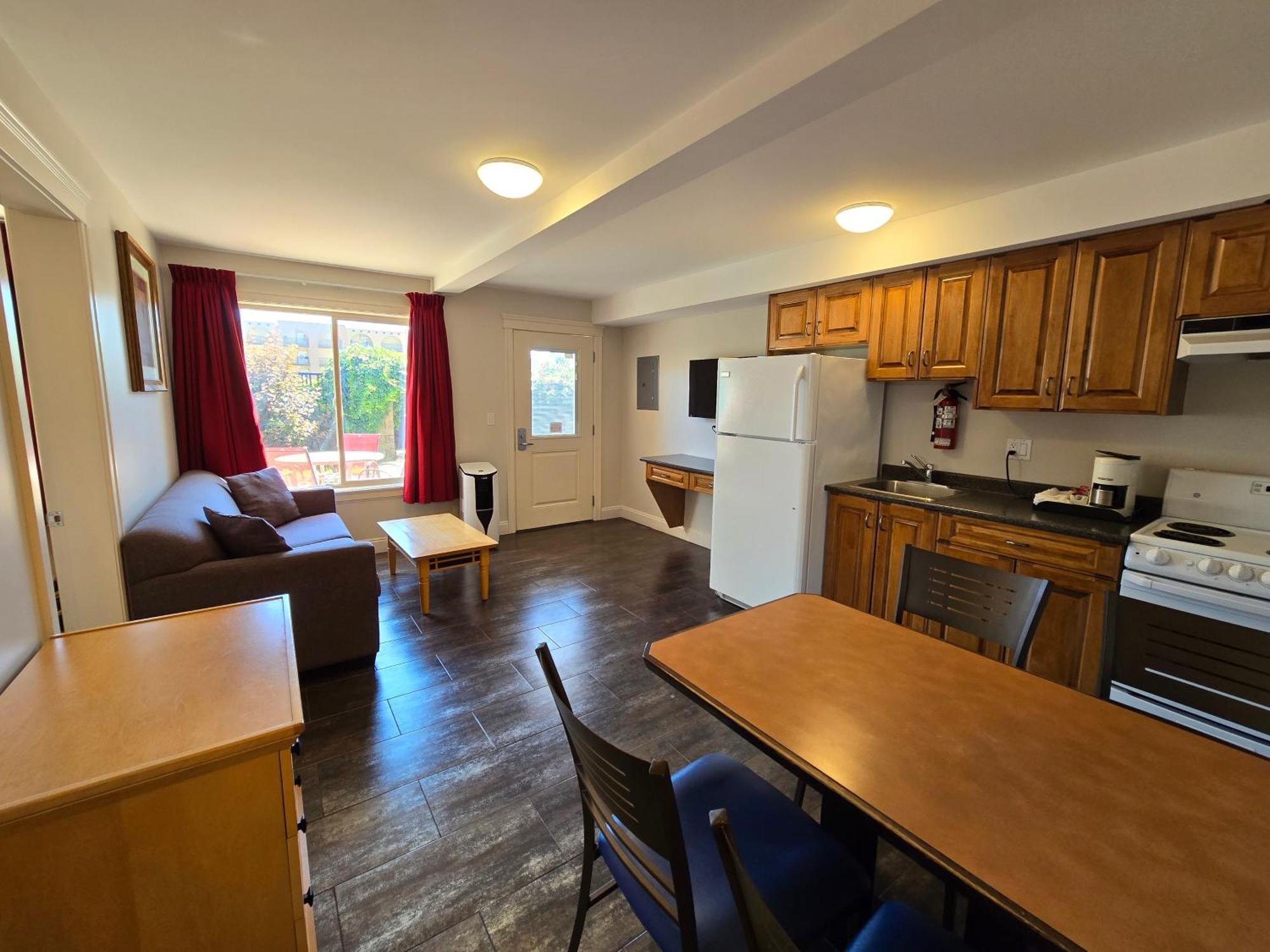 Sahara Courtyard Inn & Suites Osoyoos Luaran gambar